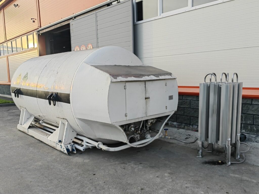 азотная цистерна ЦТК-8/0.25 и атмосферный испаритель, изготовленный для модернизированной цистерны