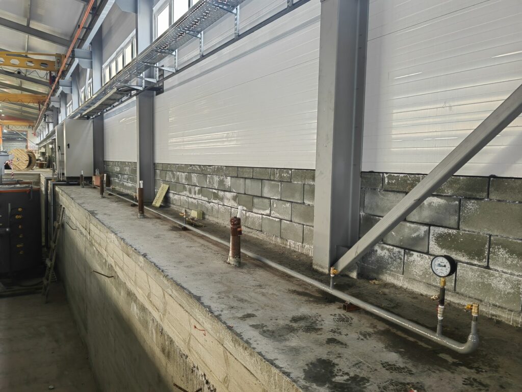 азотный трубопровод на с запорной арматурой и манометром